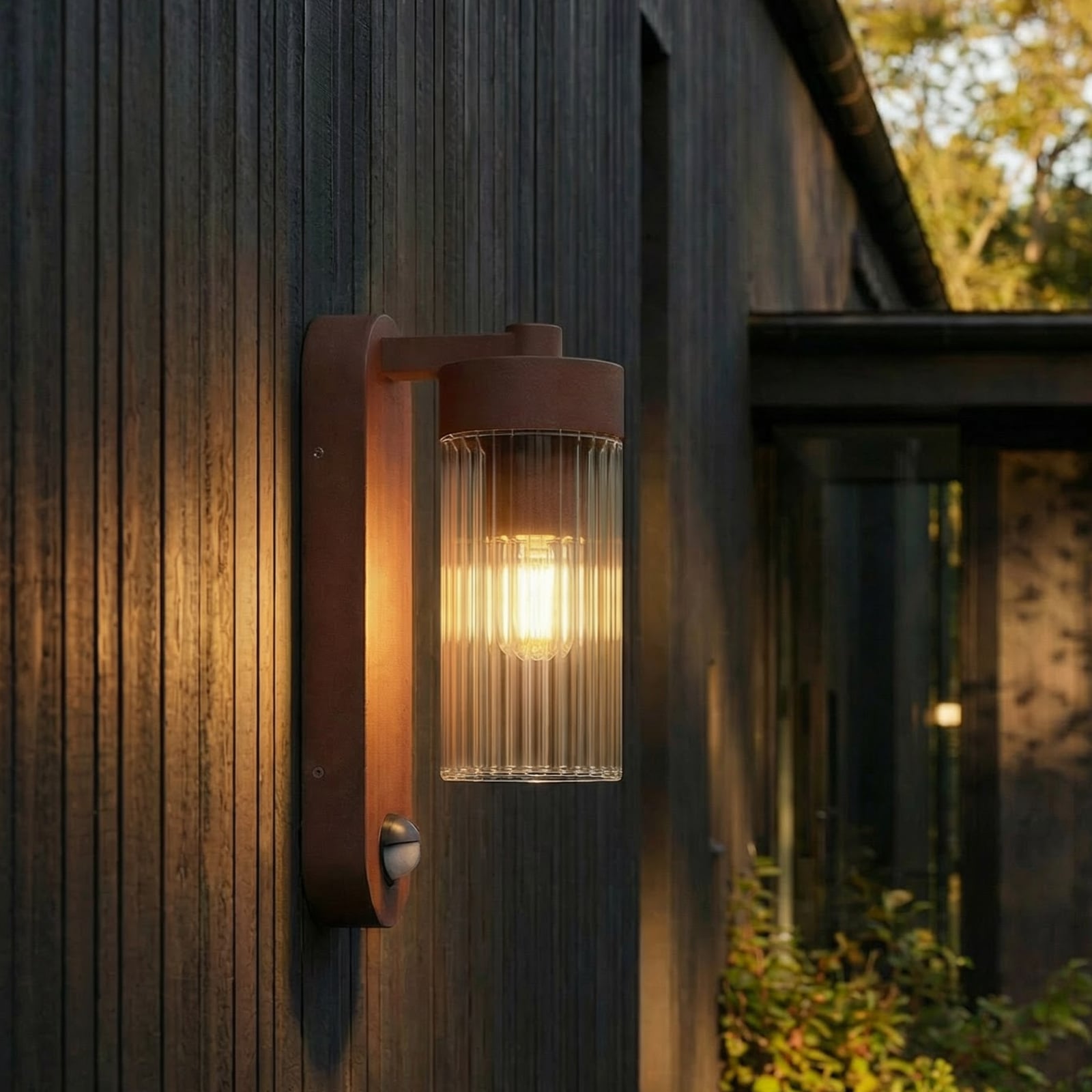 Kaliro udendørs væglampe, 24 cm, rust, sensor, IP54 - Lindby