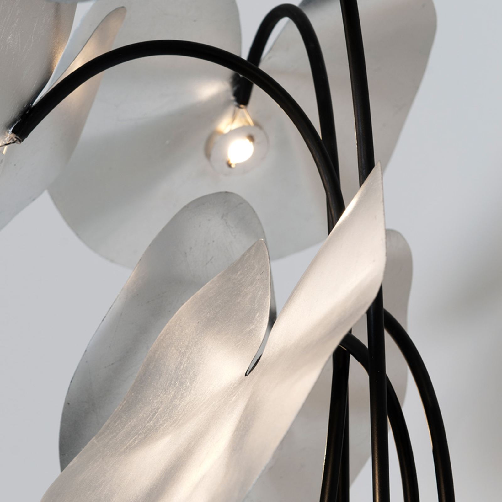 Stojací lampa Controversia LED, stínidlo stříbrná