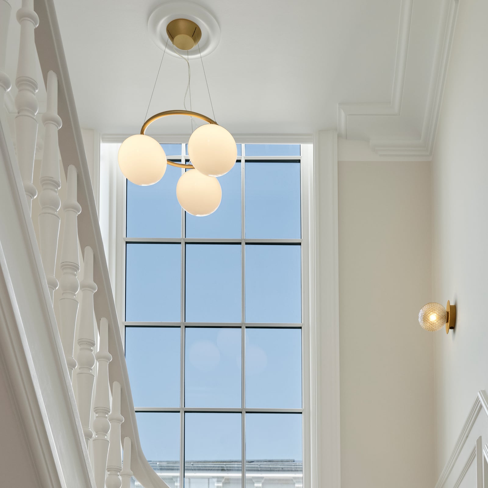 Miira 3 kattokruunu Circular, messinki/opaalilasi, Ø 54 cm - Nuura