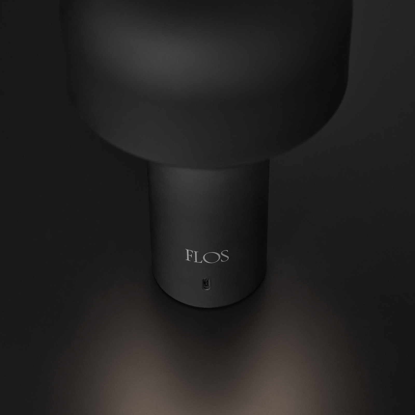 FLOS Bellhop stolová LED lampa, čierna