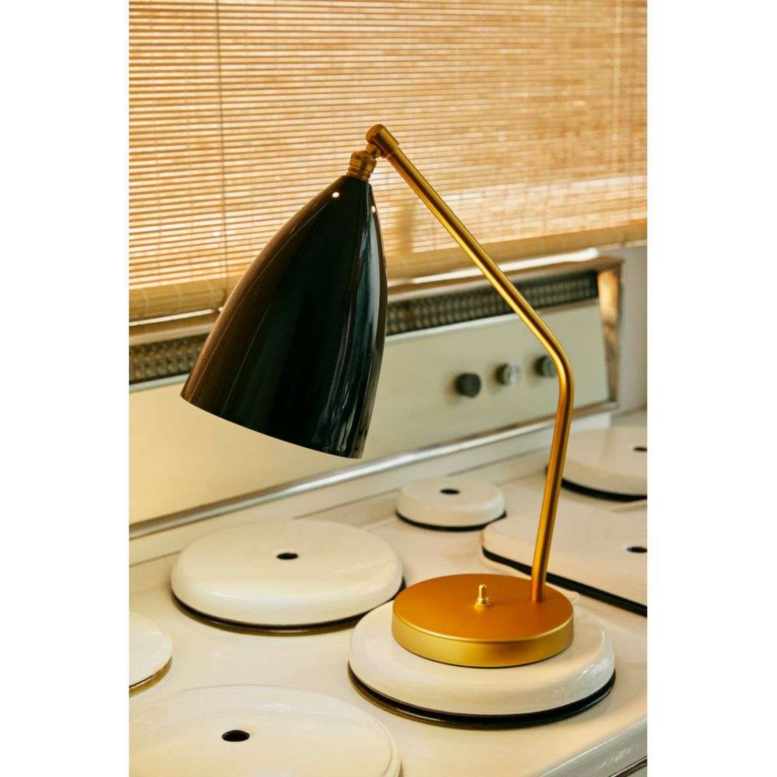 Gräshoppa Bordlampe Glossy Black/Brass GUBI - Stue - Metal