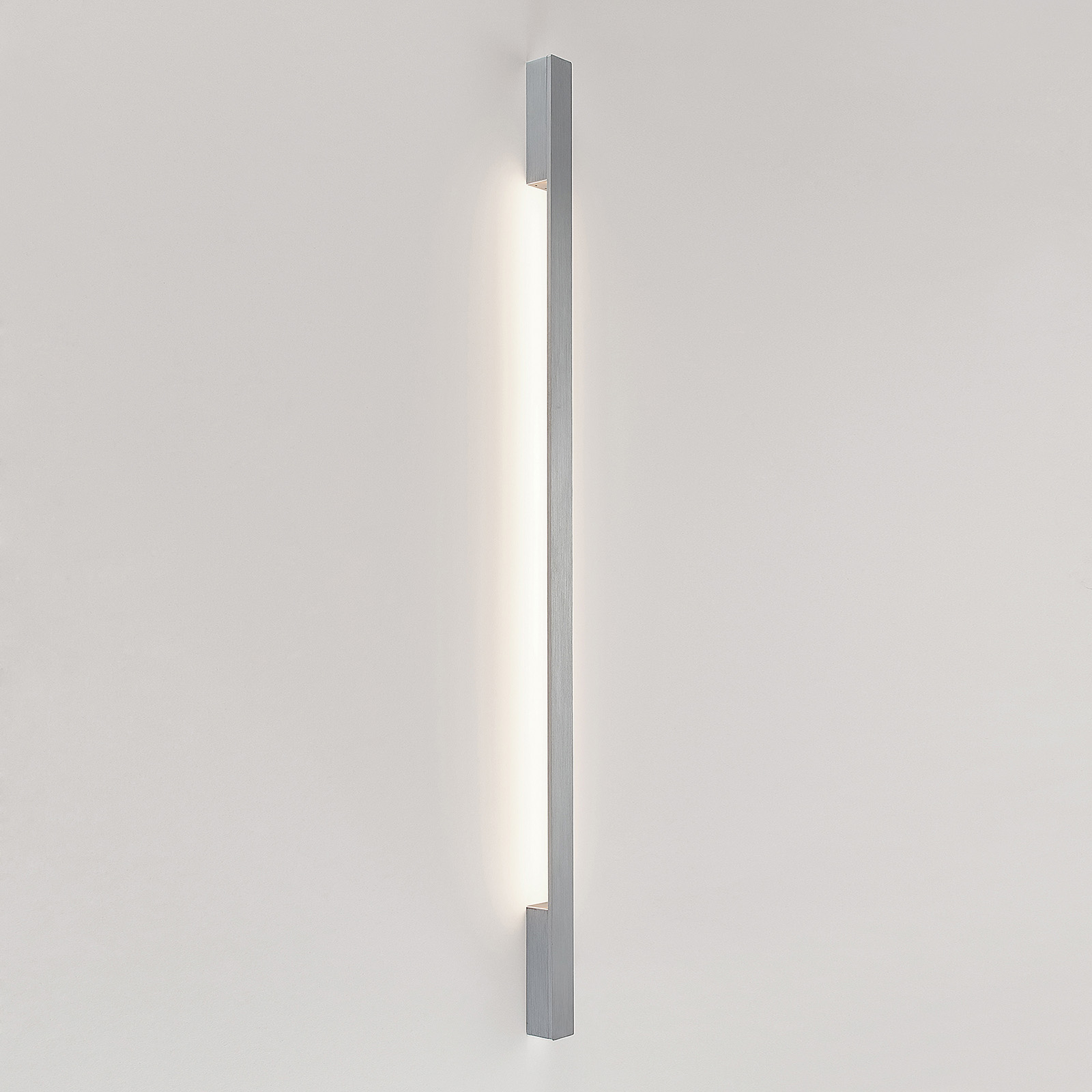 Arcchio Ivano LED-vägglampa, 130 cm, aluminium