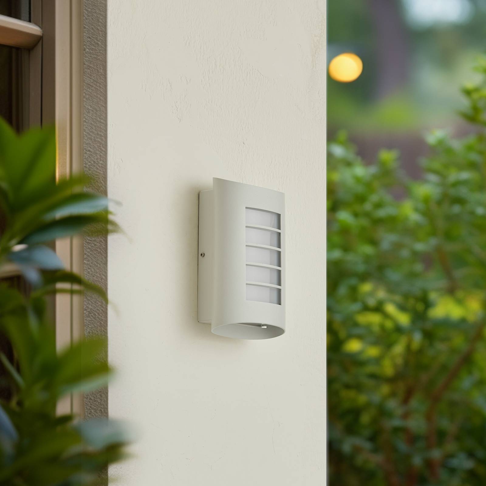 Lindby kinkiet zewnętrzny LED Ismael, biały, aluminium, wysokość 26,8 cm