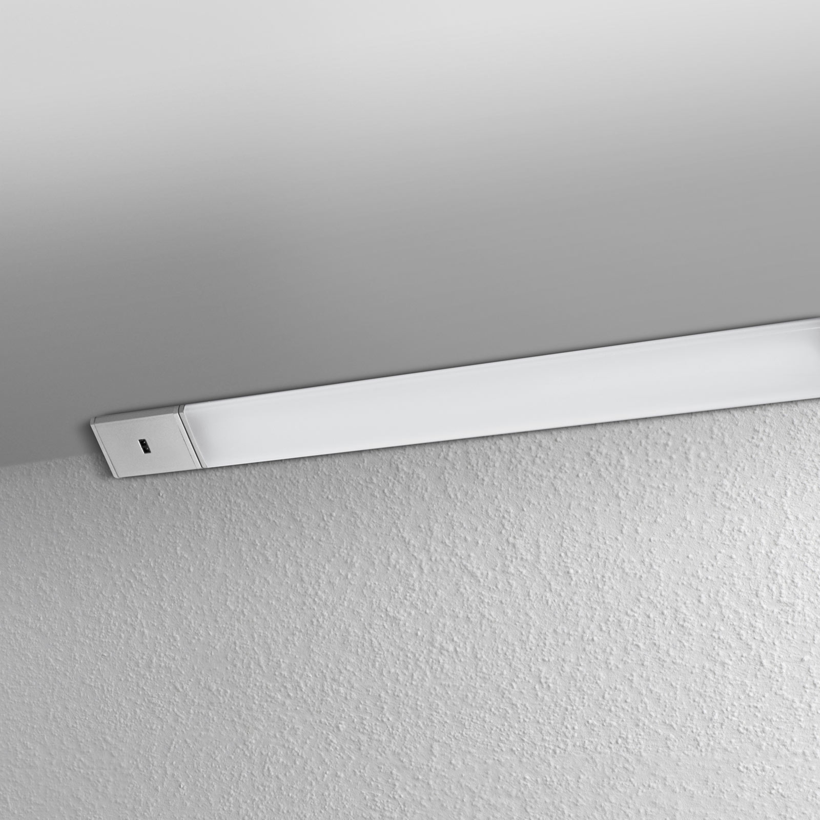 LEDVANCE skapja stūra LED lampa zem skapja 55cm