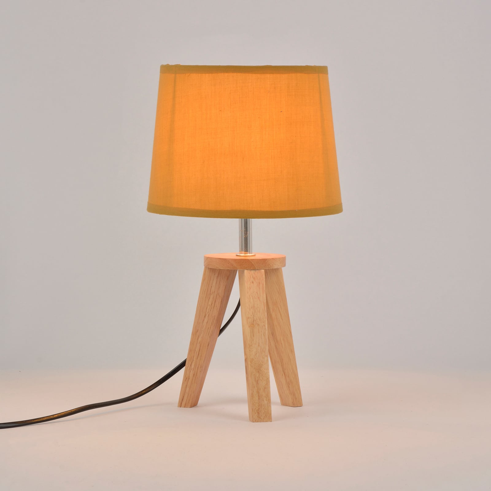 Bordlampe Yoga, sennepsgul/lyst tre, 34 cm, bomull/tre Bordlampe Yoga, sennepsgul/lyst tre, 34 cm, bomull/tre