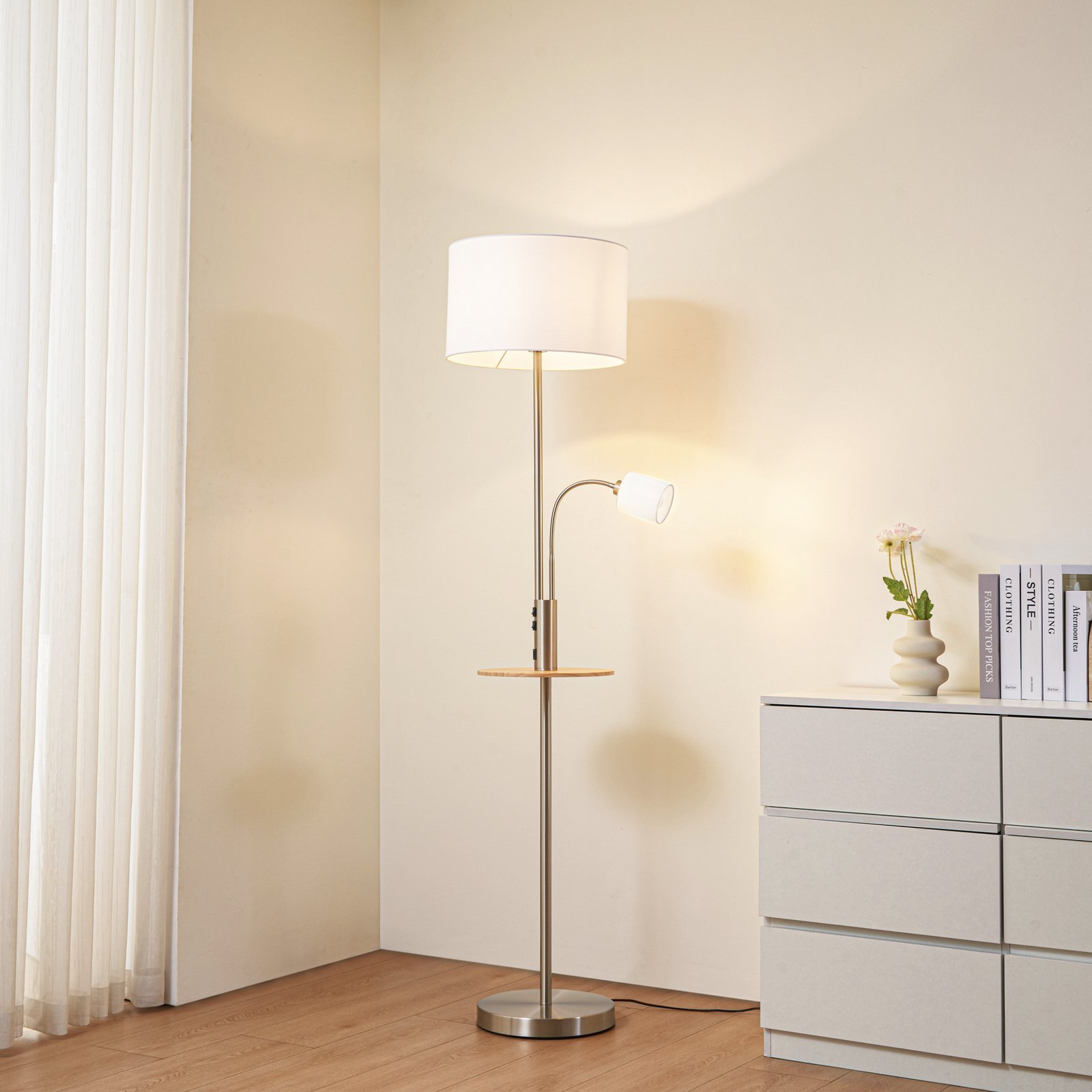 Lindby stojací lampa Aovan, niklová, odkládací plocha, USB port