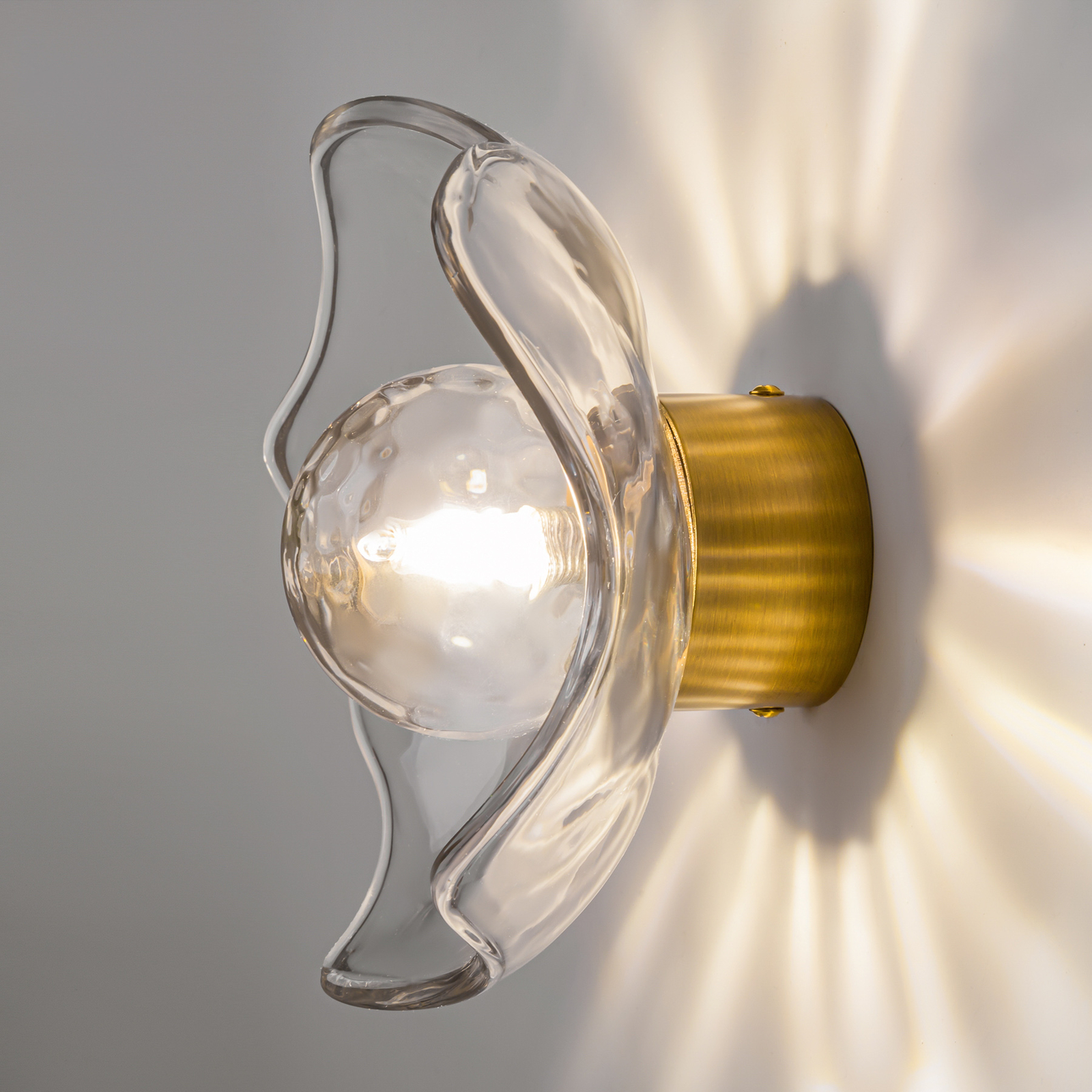 Maytoni Miracle wall light, Ø 20 cm, brass-coloured, glass