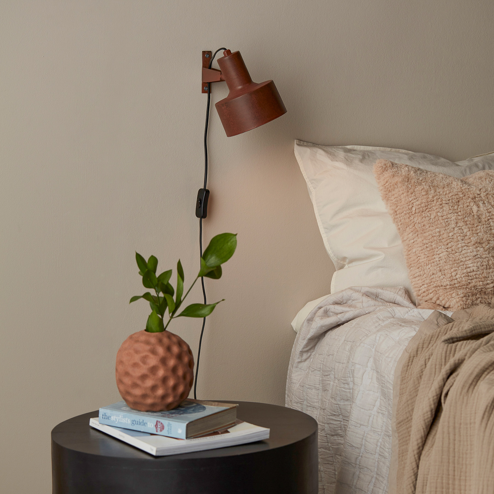 PR Home Solo wandlamp met stekker, roest