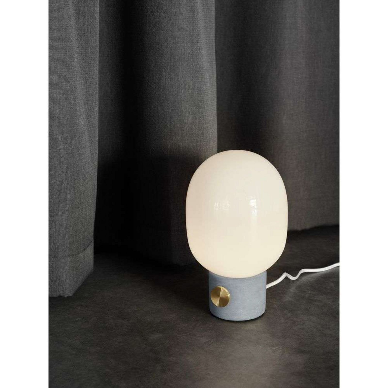 JWDA Stolová Lampa S Light Grey/Brass - Audo Copenhagen