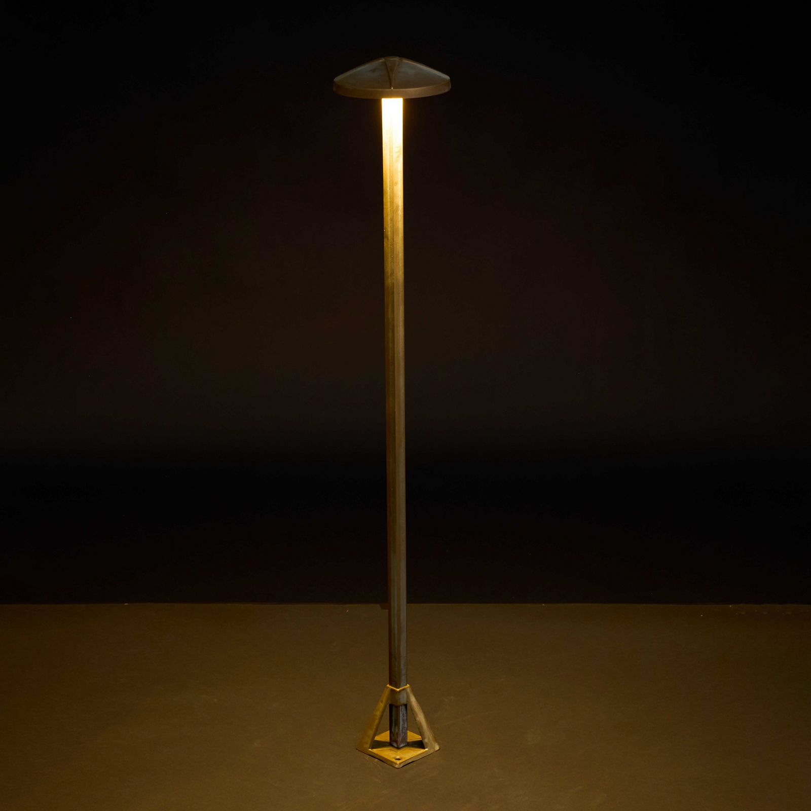 Aura Disk LED ösvény világítás, magasság 80 cm, antik sárgaréz, IP65 Aura Disk LED ösvény világítás, magasság 80 cm, antik sárgaréz, IP65