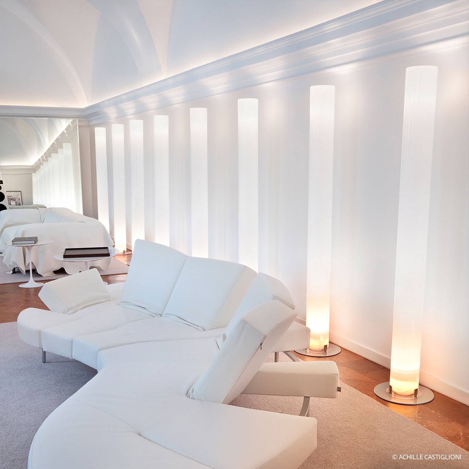 Lampa stojąca FLOS Stylos w kształcie walca, wysokość 200 cm