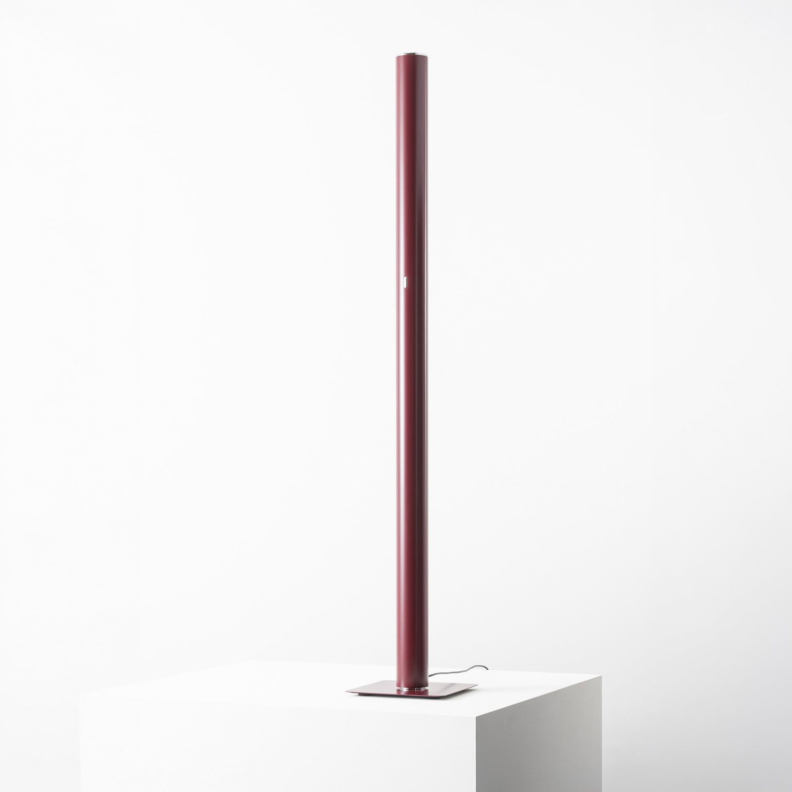 Ilio LED-gulvlampe, rubinrød, 3 000 K, høyde 175 cm – Artemide - Stue - Design - Aluminium - Med en lyskilde