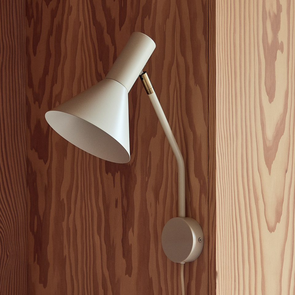 Frandsen Lyss vägglampa beige stickkontakt, beige från Frandsen