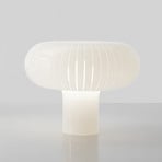 Kartell lampa stołowa Teresa, biała, Ø 50 cm, PMMA z recyklingu