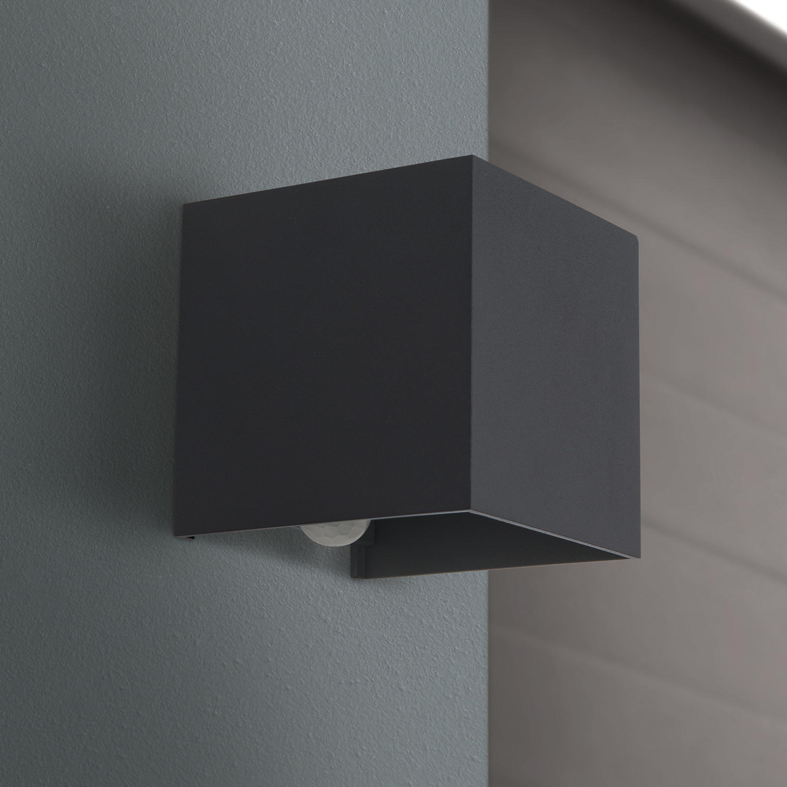 LED outdoor wall light Cube-S, anthracite, metal, sensor