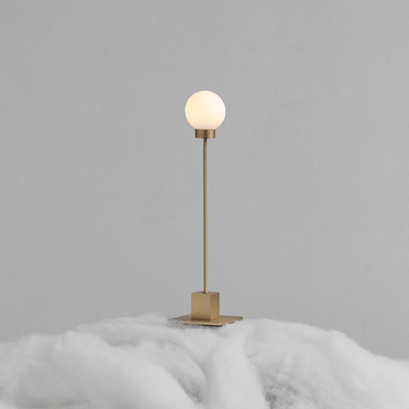 Severná stolová lampa Snowball, mosadz
