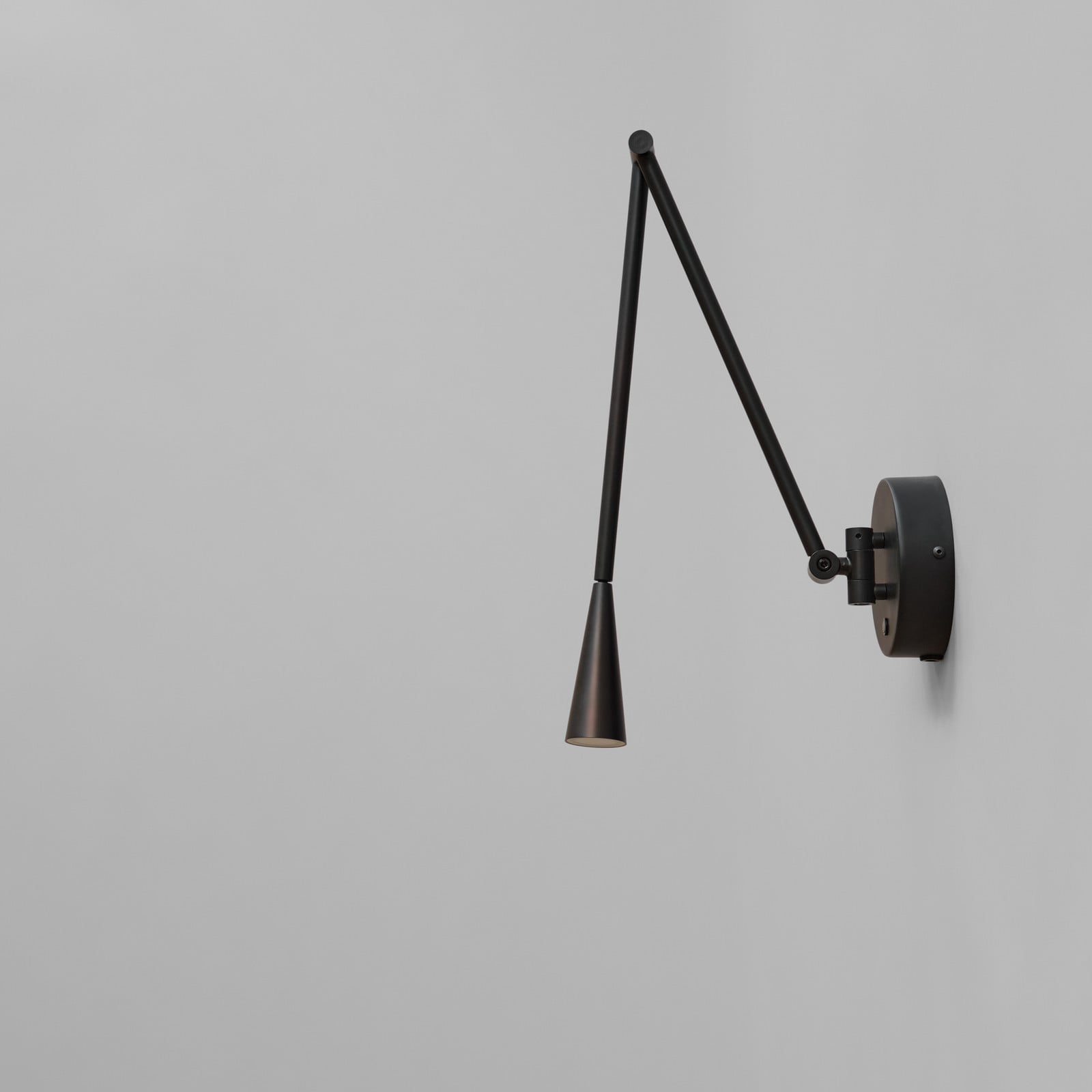 SNAKE v&auml;gglampa, svart, metall, G9 101 COPENHAGEN - Vardagsrum - Design - Aluminium - Med en ljusk&auml;lla