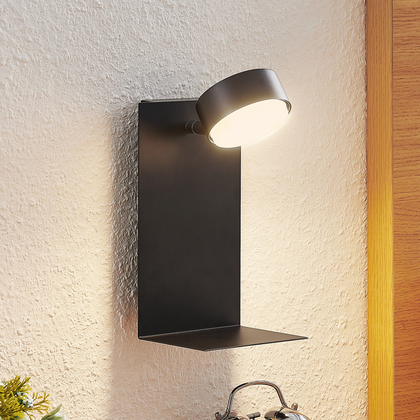 Lindby Kaylou kinkiet LED, USB, półka, czarny