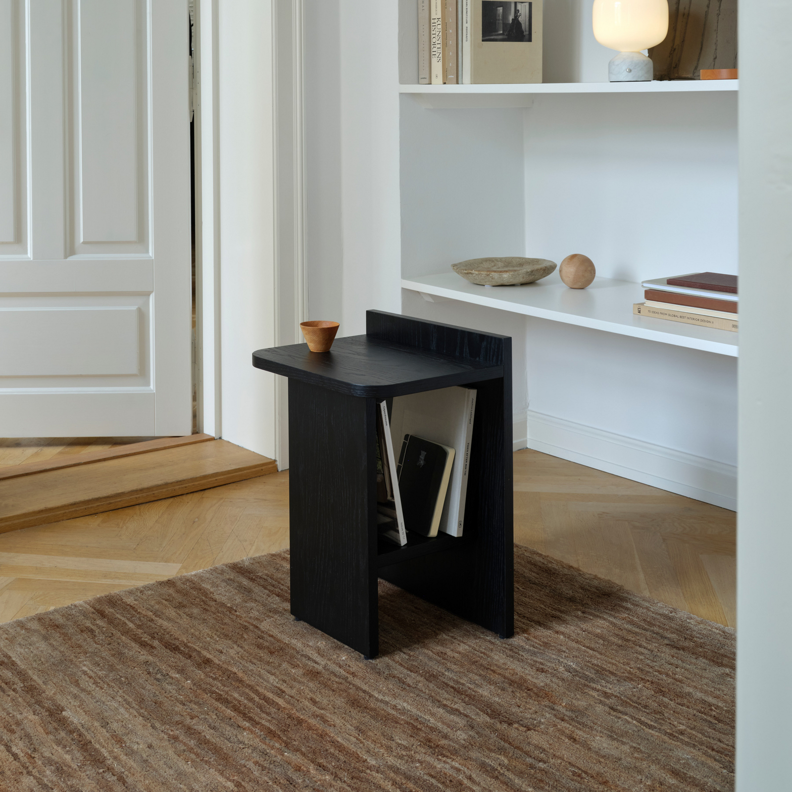 Mesita auxiliar Ismo, negra, 56 cm, chapado de roble - GEJST Mesita auxiliar Ismo, negra, 56 cm, chapado de roble - GEJST