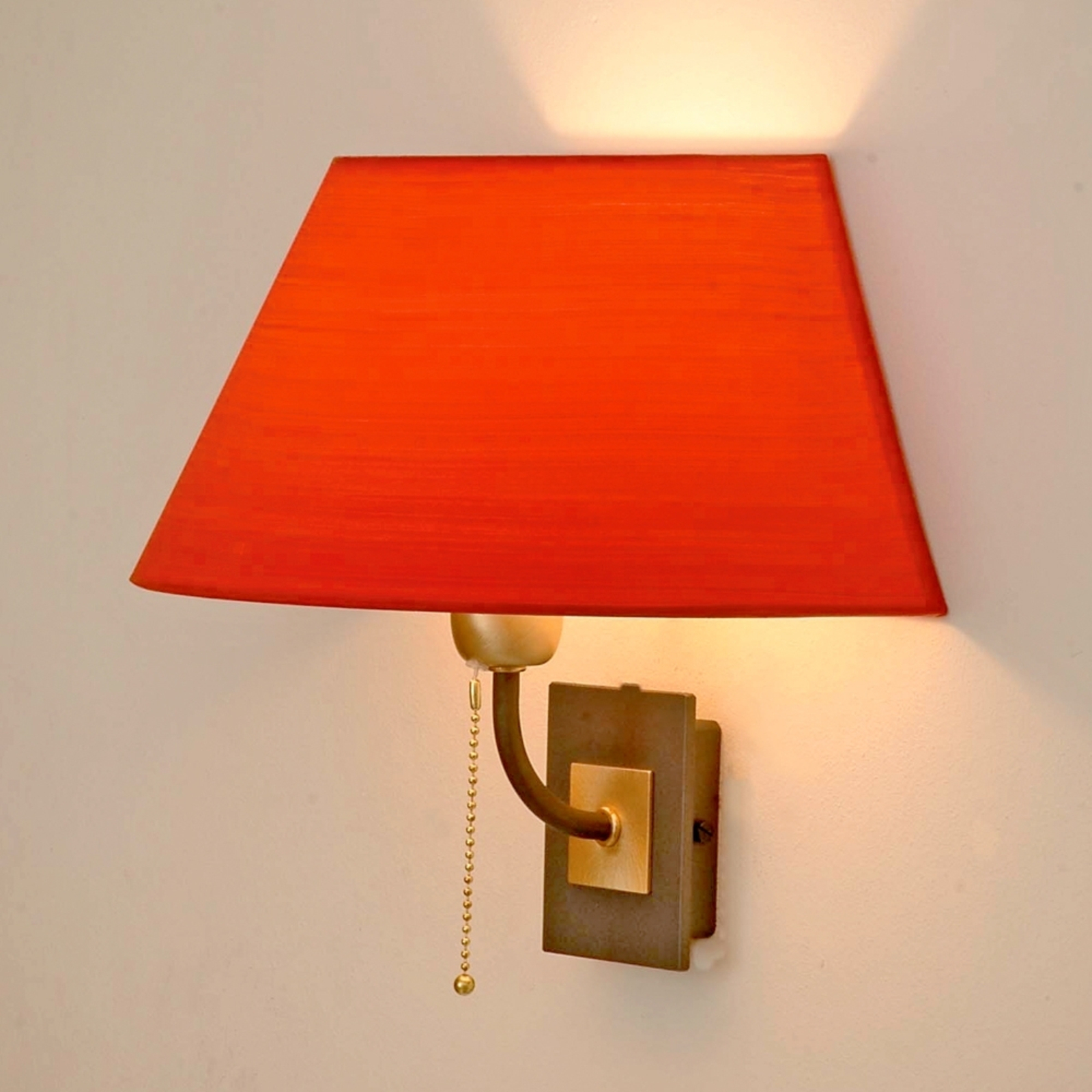 Menzel Living Eleganta sienas lampa ar sarkanu abažūru