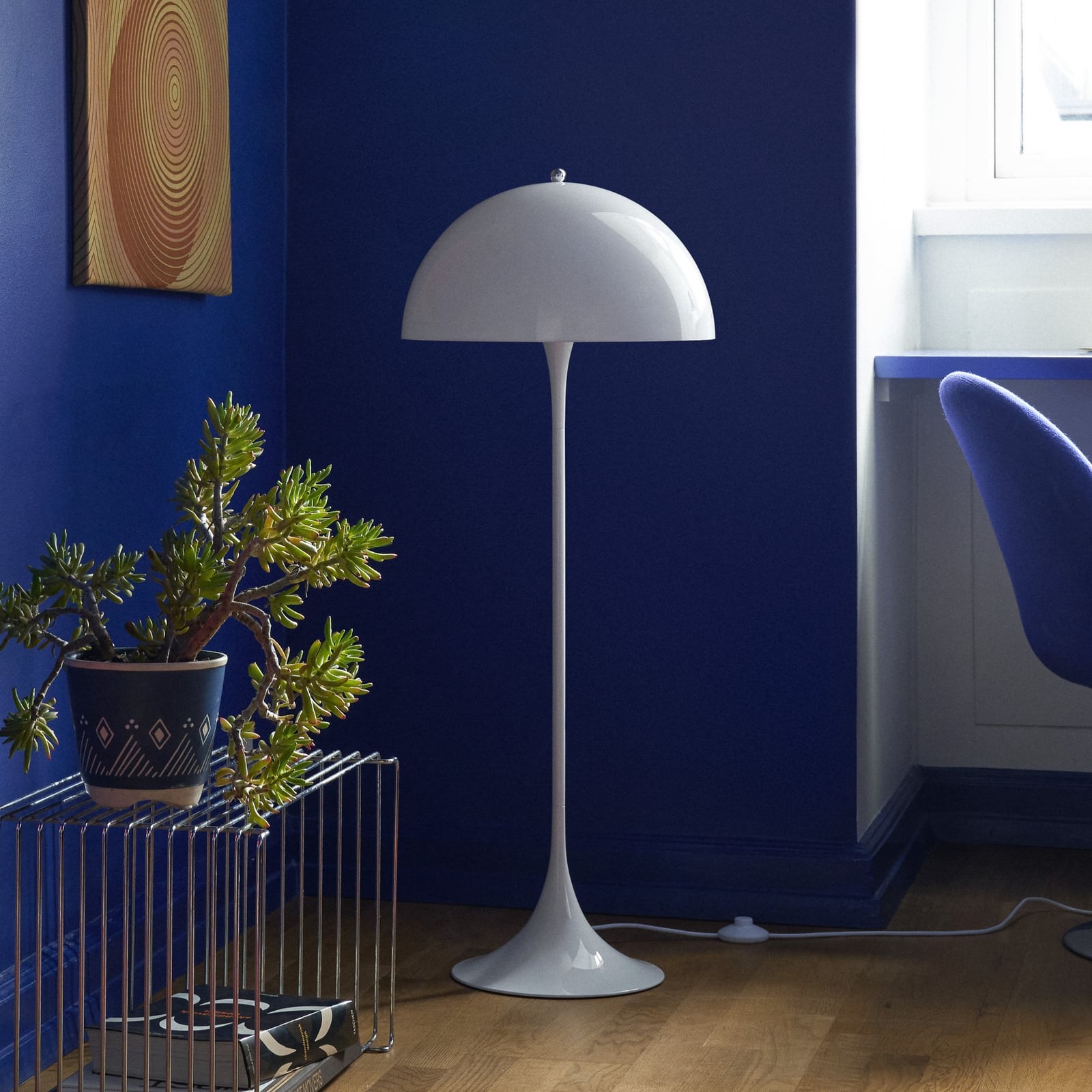Panthella gulvlampe, opalhvid, højde 104 cm – Louis Poulsen