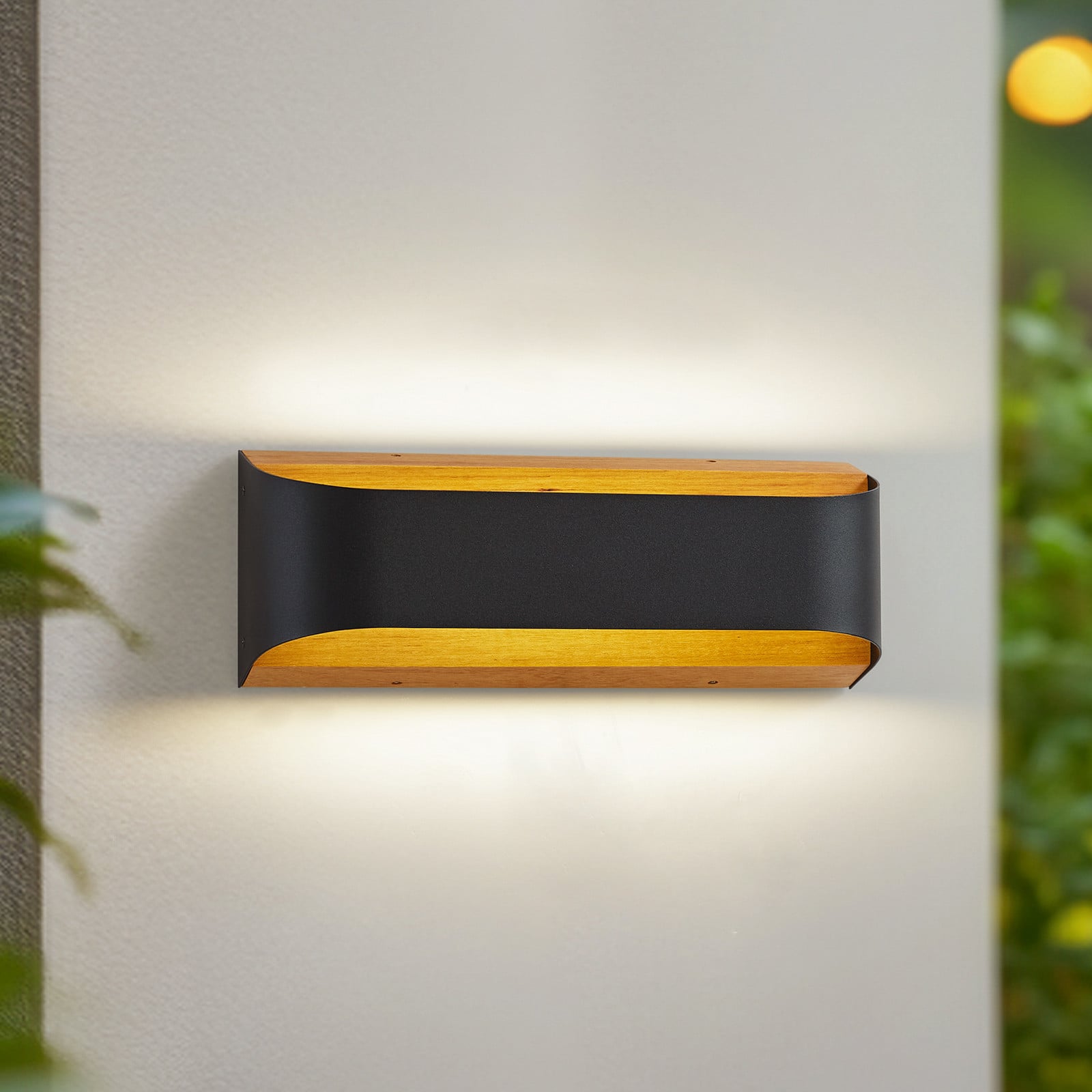 Lenore LED-utomhusv&auml;gglampa, svart, metall, 36,5 cm &ndash; Lindby - Balkong - Modern - Aluminium - Med en ljusk&auml;lla