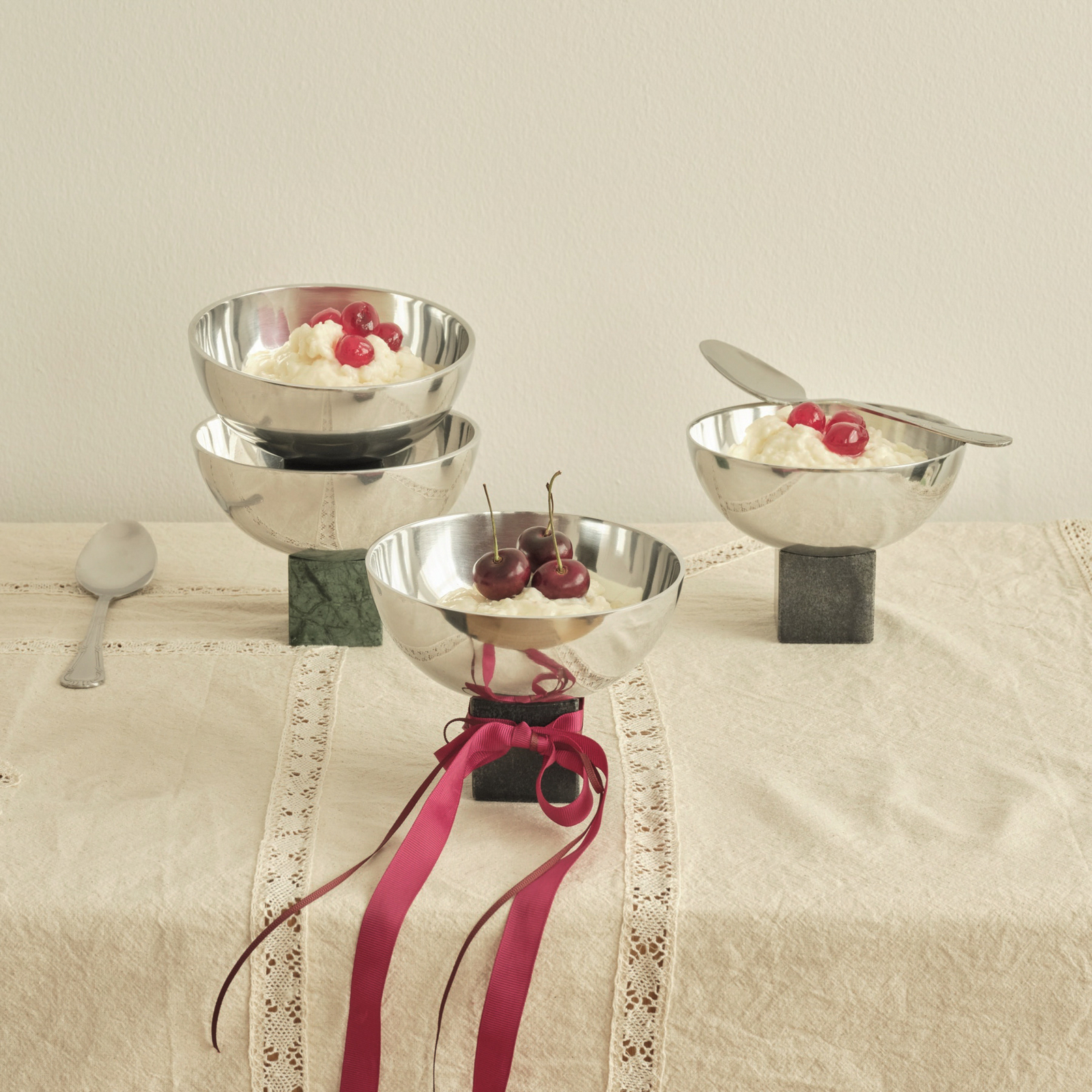 Taça Sapoto, preta/prateada, Ø 14 cm, alumínio, mármore - GEJST Taça Sapoto, preta/prateada, Ø 14 cm, alumínio, mármore - GEJST