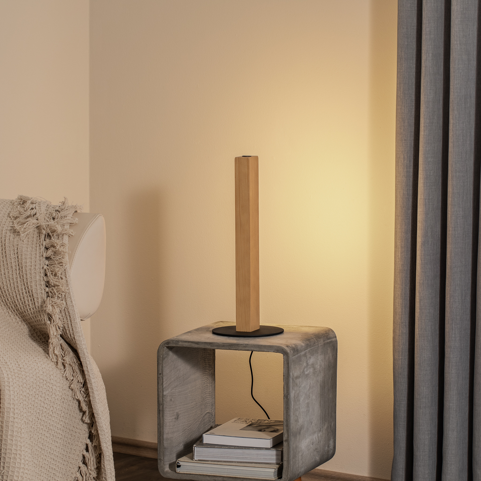 Drevená stolová lampa LED Teo, buk, 42 cm, dotykový stmievač