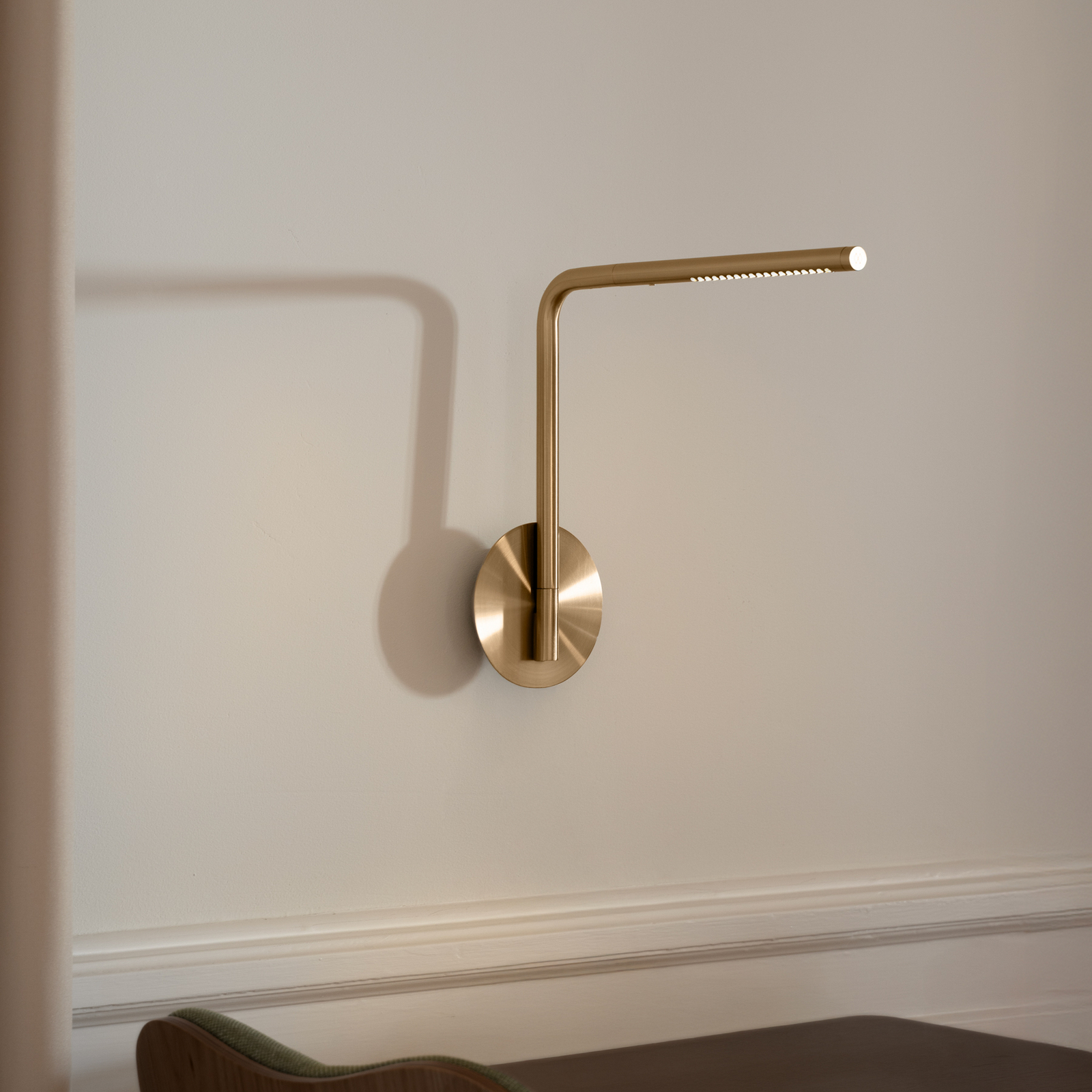 UMAGE LED-Wandlampe Omni Pivot, messingfarben, dimmbar