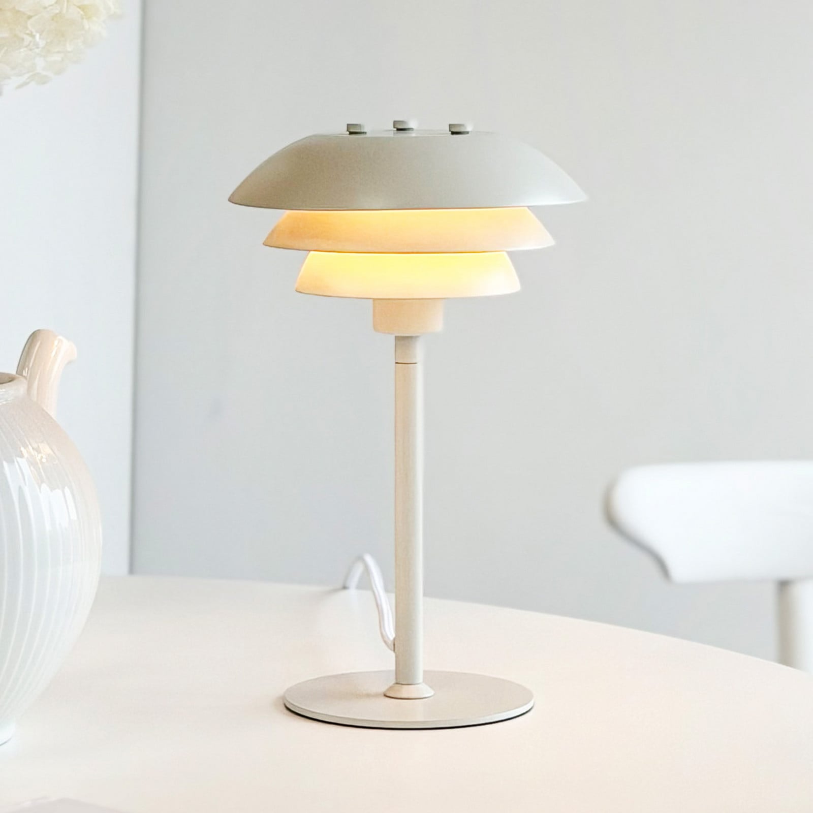 SIXTEEN bordslampa, pärlvit, metall, E27 – Dyberg Larsen - Vardagsrum - Skandinavisk - Med en ljuskälla