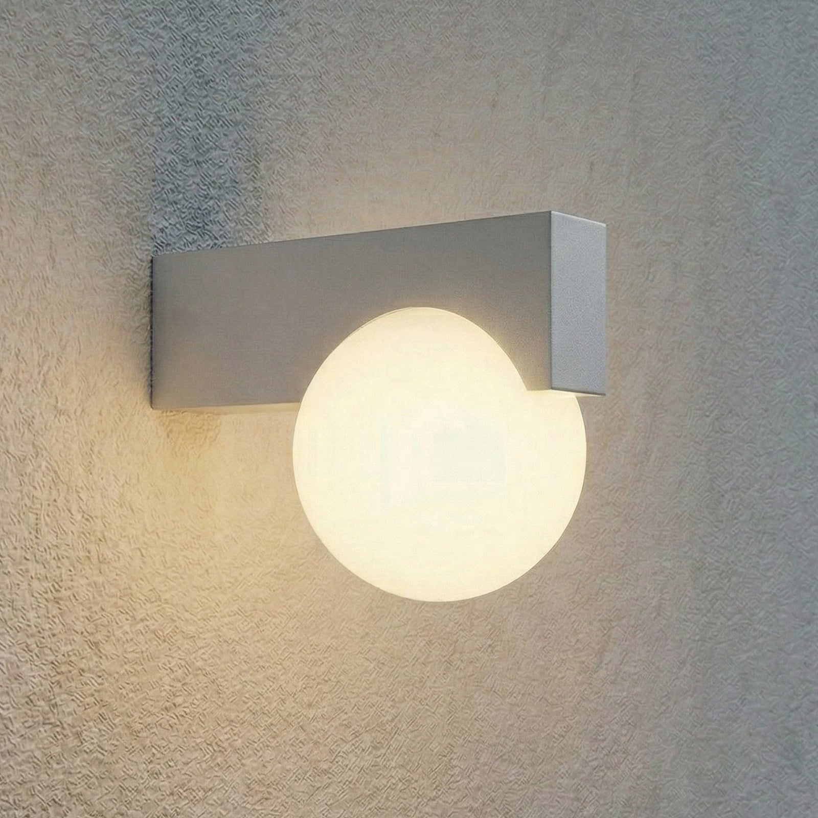 Vijon LED-utomhusvägglampa, ljusgrå, CCT, IP44 – Lucande - Modern - Aluminium - Vinklad | Produkter - Utomhusbelysning | Lampspecialisterna