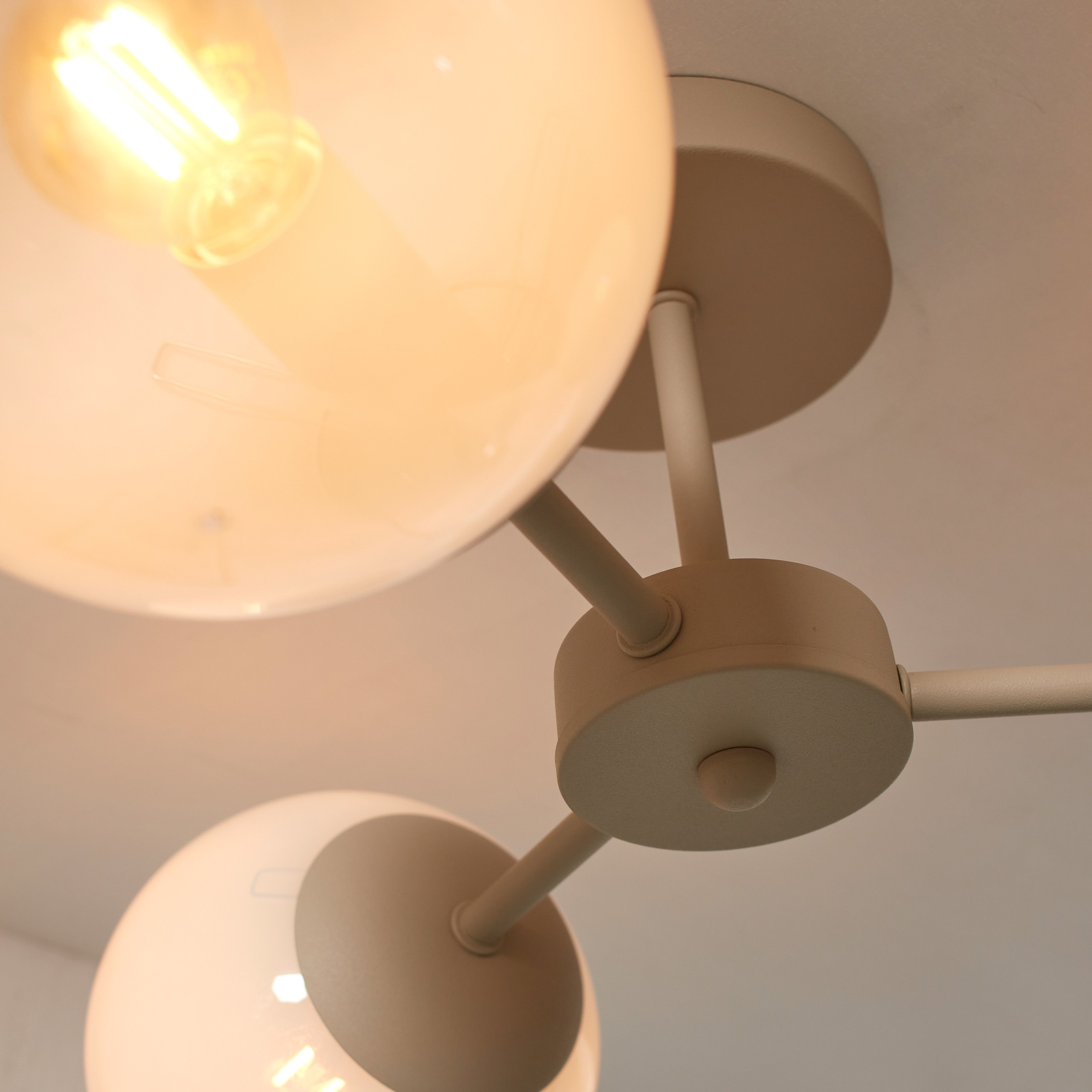 It's about RoMi plafondlamp Aspen, melkwit, 3-lamps