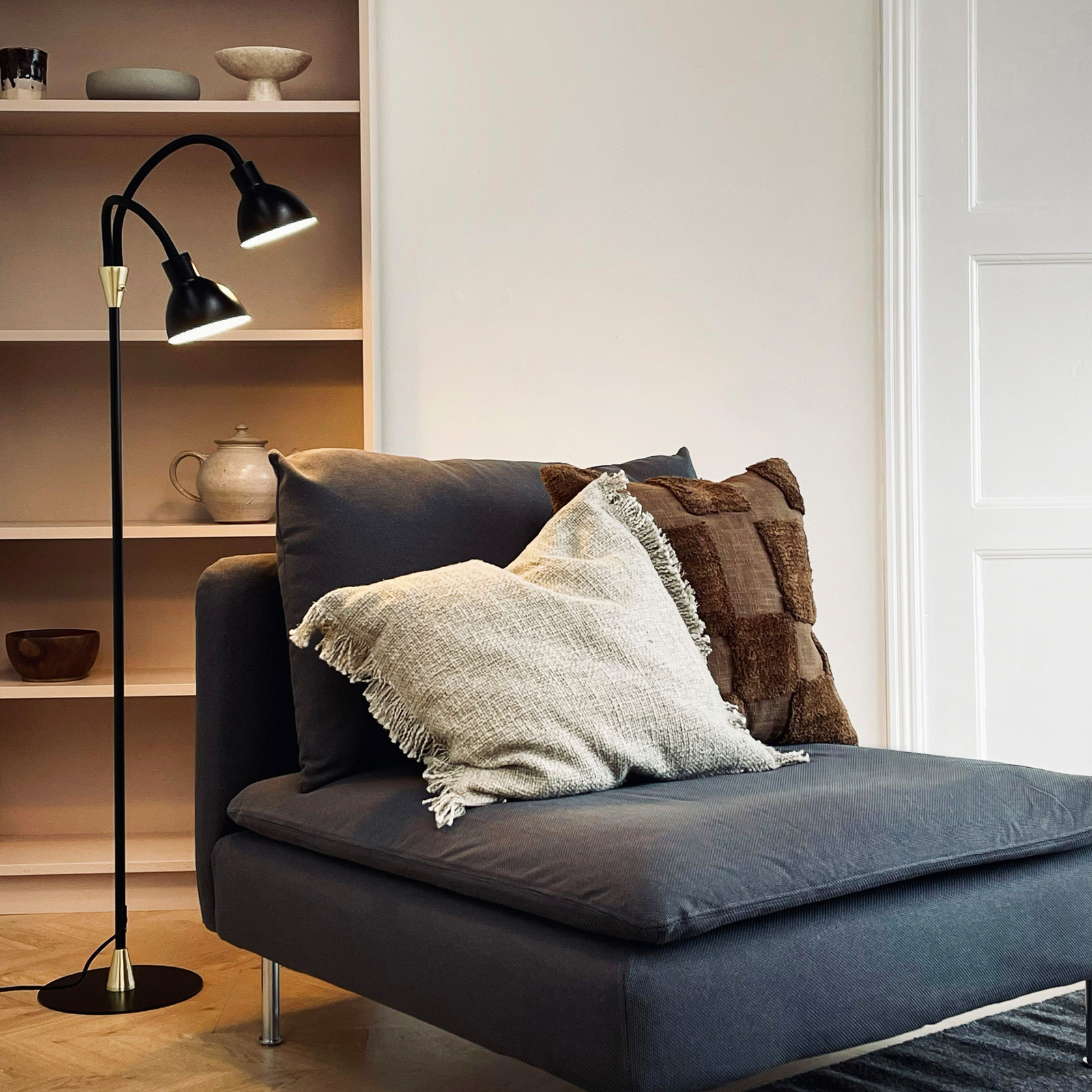 Dyberg Larsen Lampadar Lilje negru înălțime 135 cm 2 becuri. - Camera de zi / sufragerie - Design - negru alamă - Metal