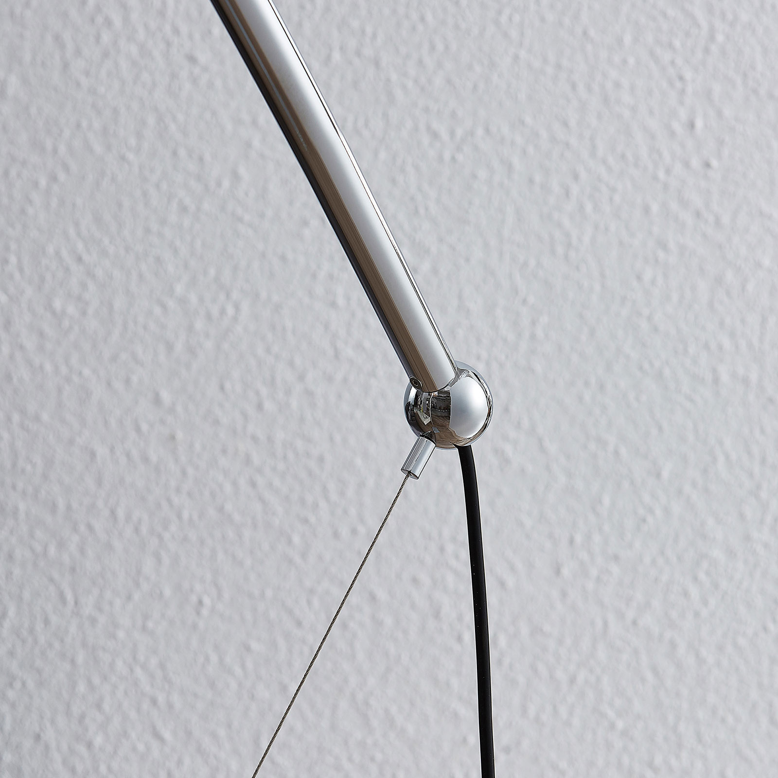 Bogenstehlampe Nevika, weißer Textilschirm