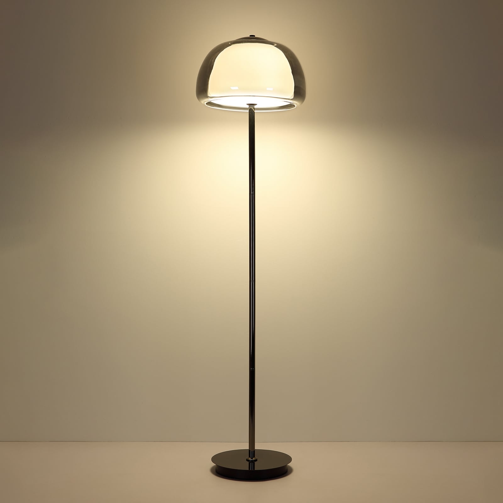 LED-gulvlampe Avila, røggrå/sort, glas, CCT, dæmpbar LED-gulvlampe Avila, røggrå/sort, glas, CCT, dæmpbar