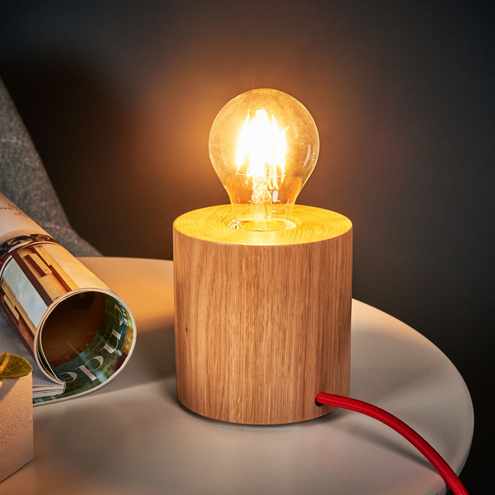 Bordlampe i tre Trongo med minimalistisk design