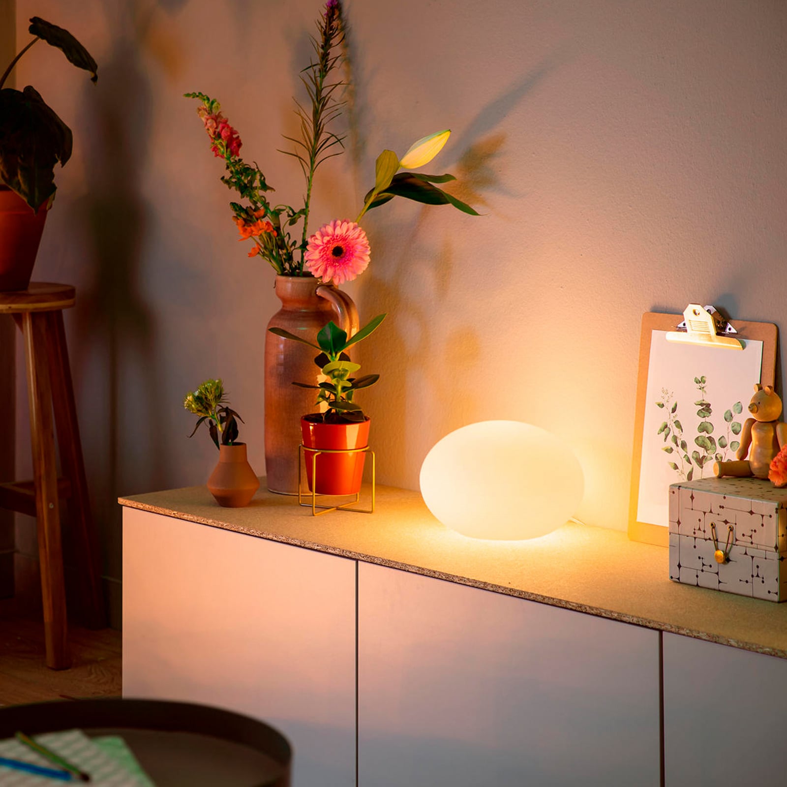 Smart bordslampa Flourish vit RGB CCT E27 – Philips Hue Smart bordslampa Flourish vit RGB CCT E27 – Philips Hue
