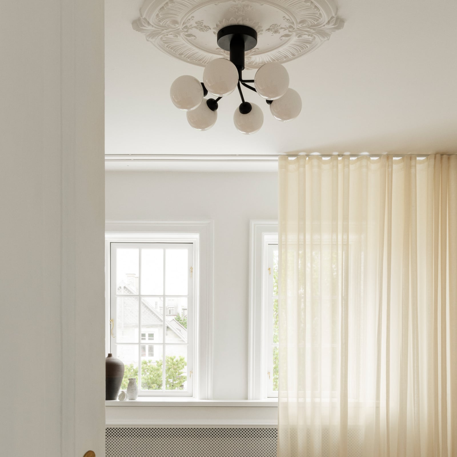 Plafón Nuura Apiales 6, Ø 50 cm, negro/ópalo