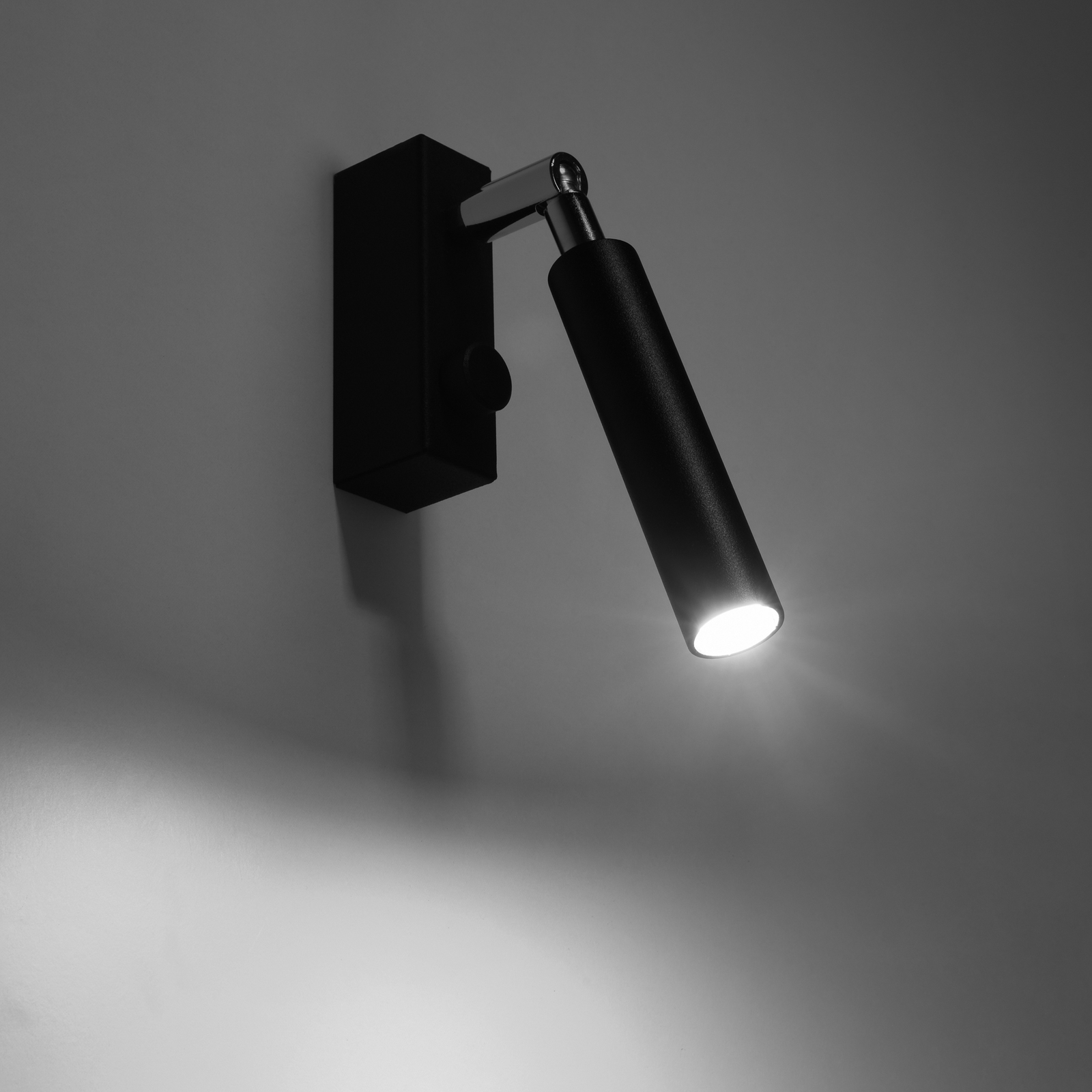 Euluna Nicanor wall spotlight, black/chrome