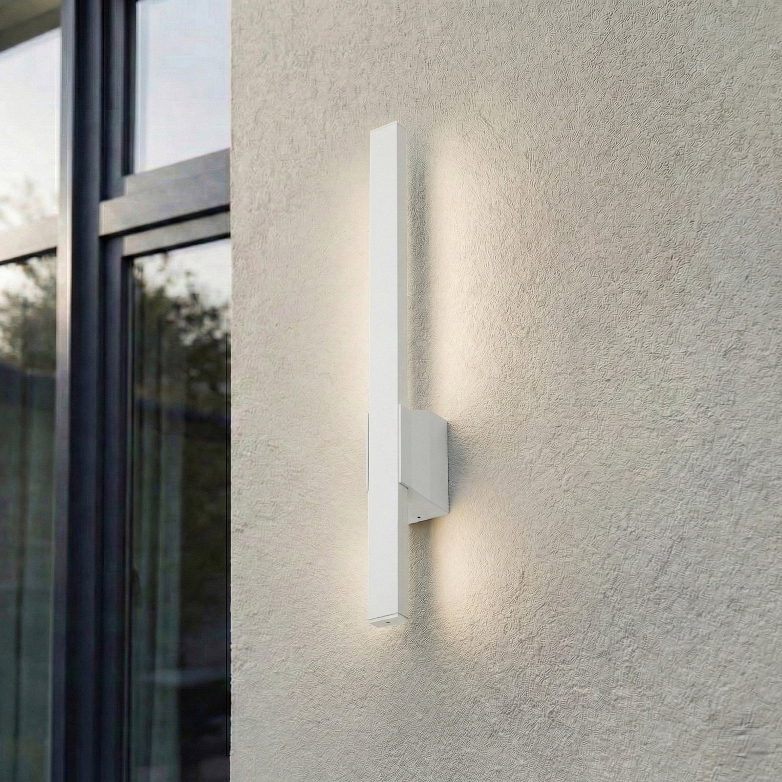 Lindby Candeeiro de parede exterior LED Sakari, branco, alumínio, altura 50 cm