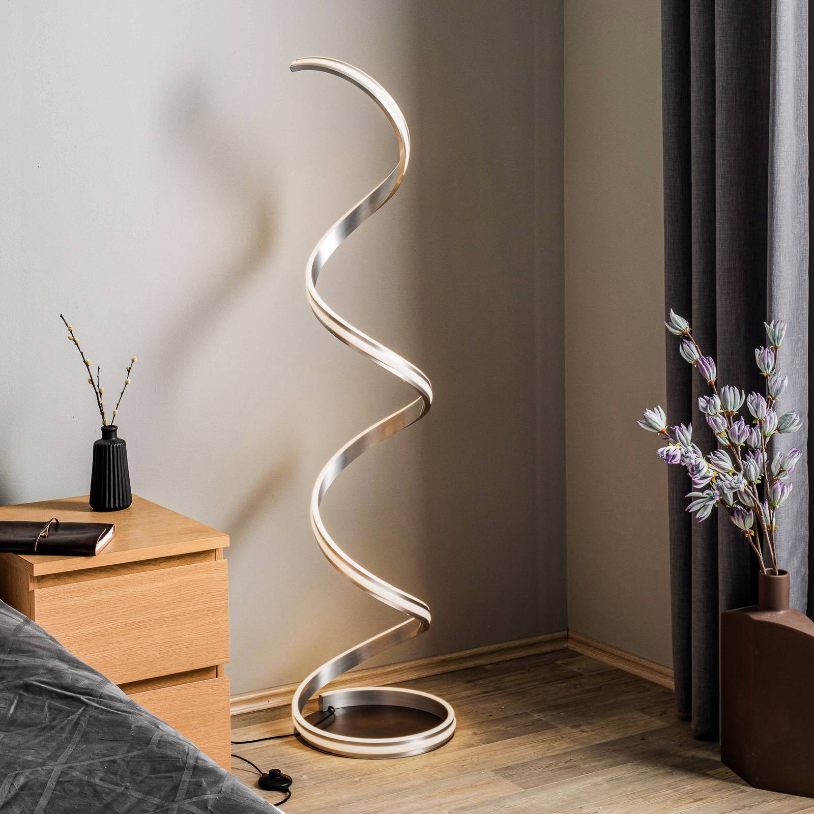 Lindby Salloa Spiral-Stehlampe, Dimmer, CCT, alu günstig online kaufen