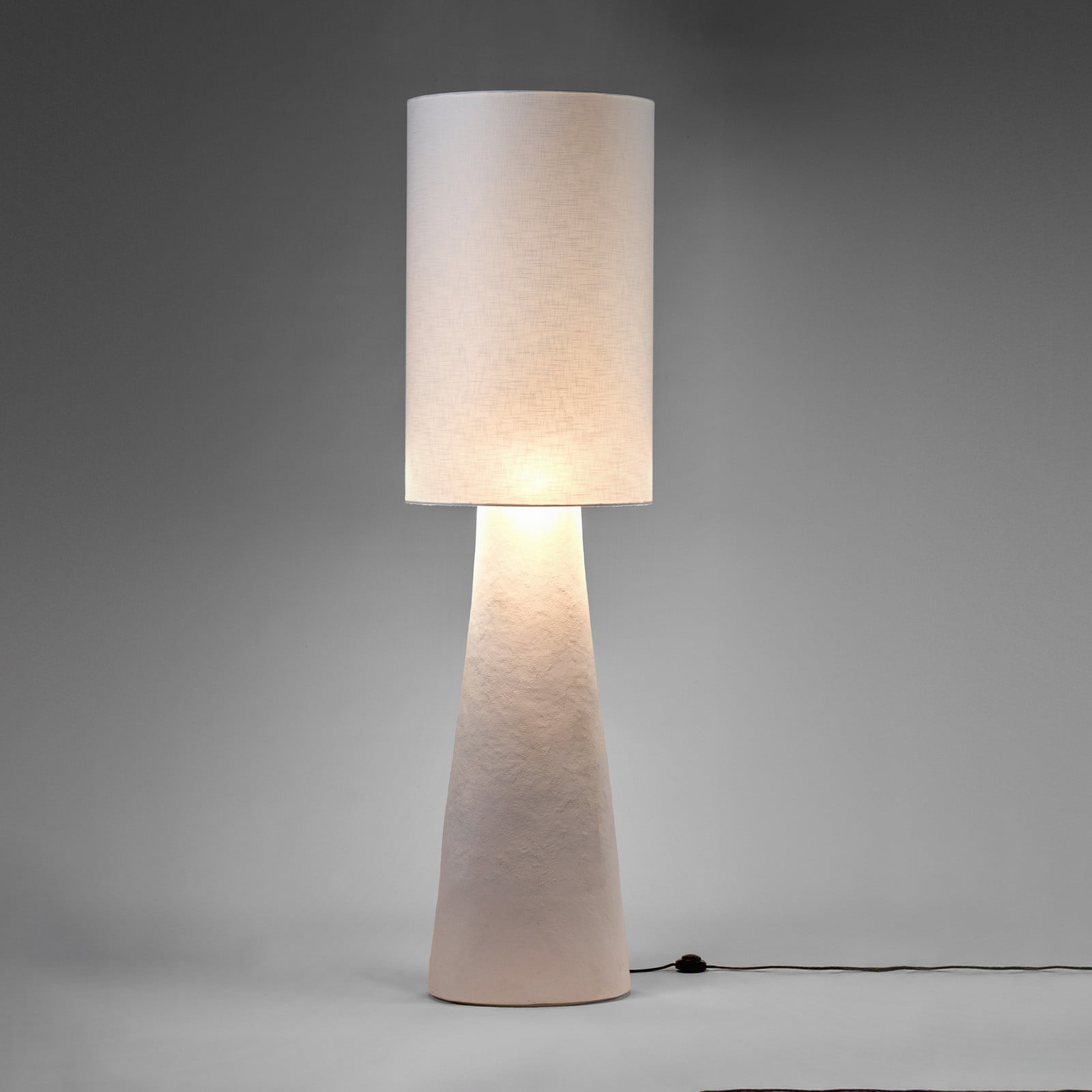 04 WHITE EARTH gulvlampe, papmaché, lin, høyde 176 cm, E27 – Serax - Stue - Design - Papir / kartong - Med en lyskilde