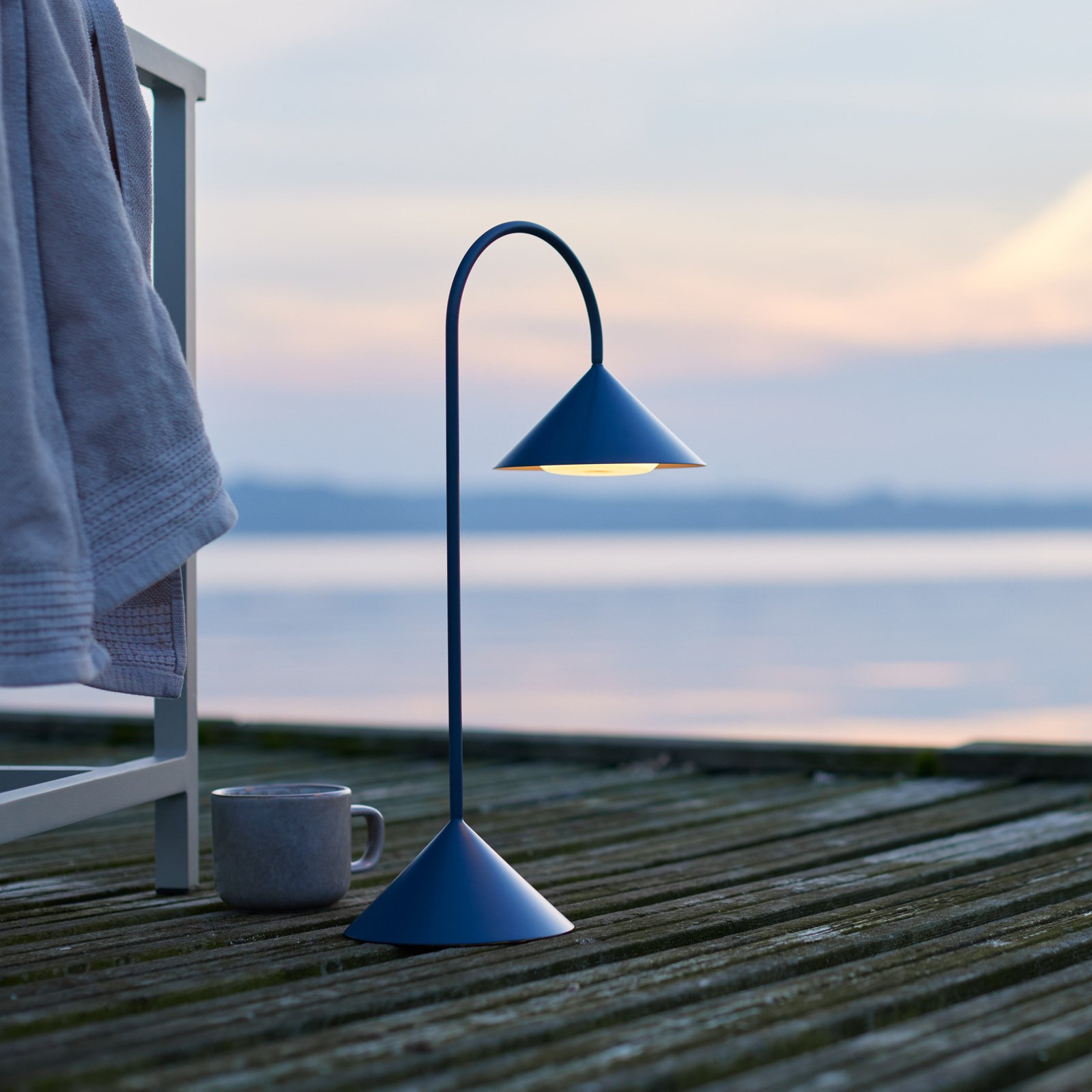 Stolná LED lampa FRANDSEN Grasp, benzín, výška 47 cm, kov