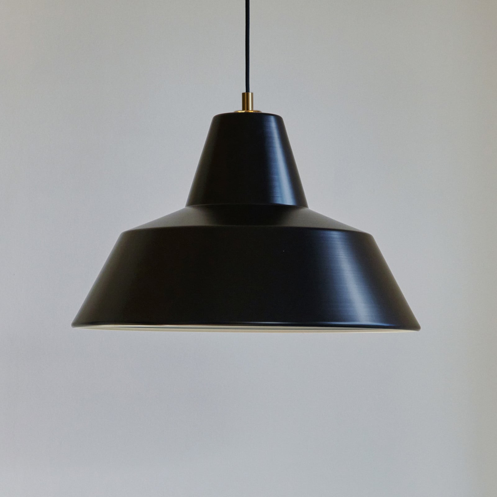 Workshop W4 pendellampe, matt svart, E27 – Made By Hand - Spisestue - Design - Aluminium - Med en lyskilde
