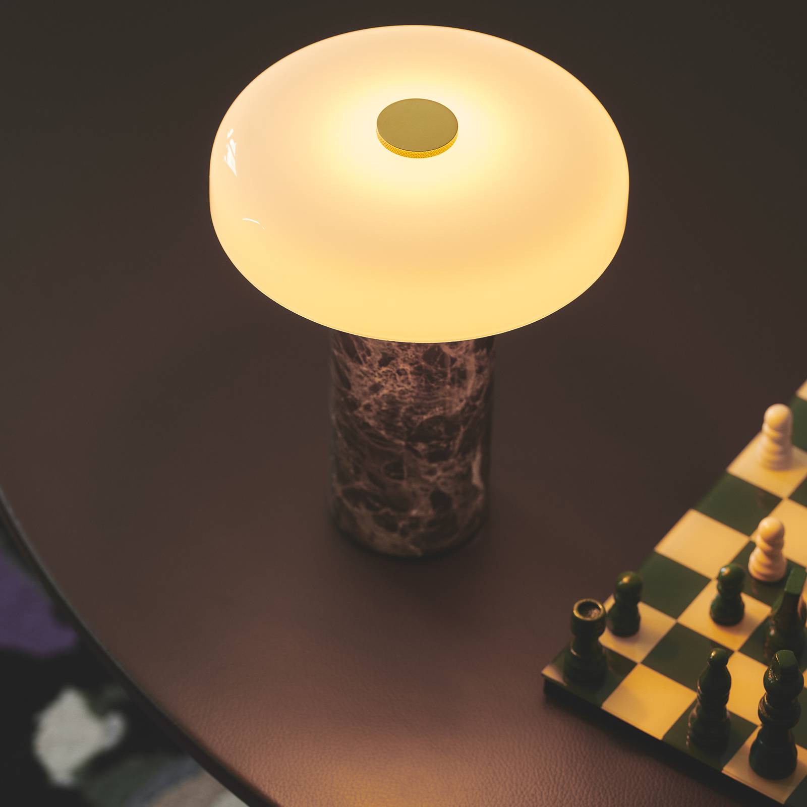 E-shop Nabíjacia stolová lampa Trip LED, hnedá / biela, mramor, sklo, IP44