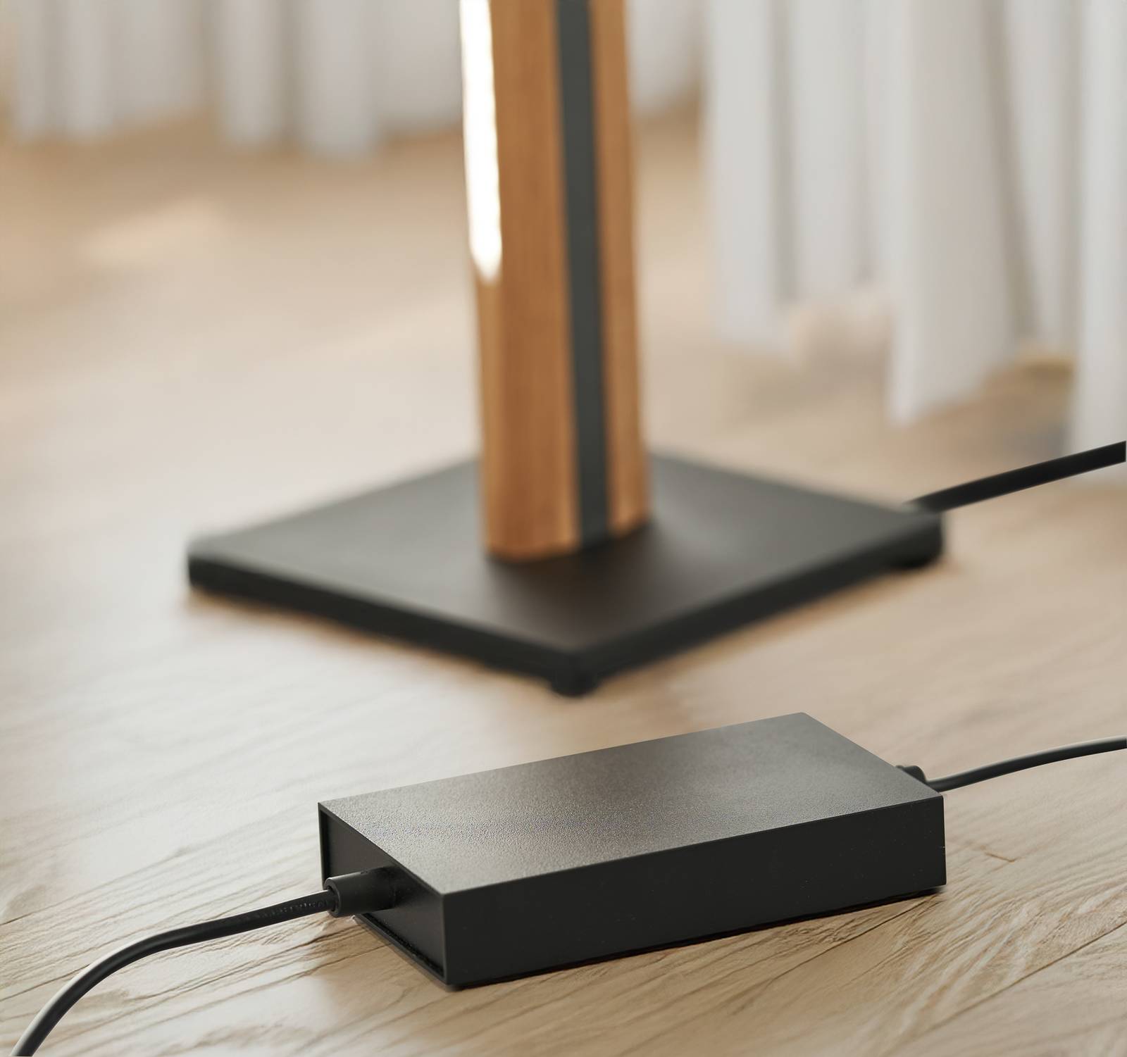 Lampa stojąca LED Quitani Elis, dąb/czarny