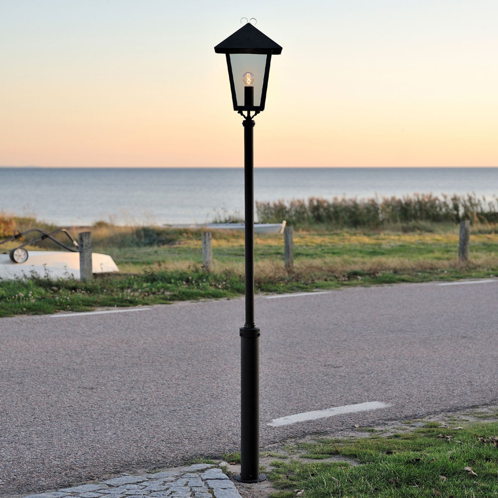 Modern megjelenésű árbóc lámpa BENU