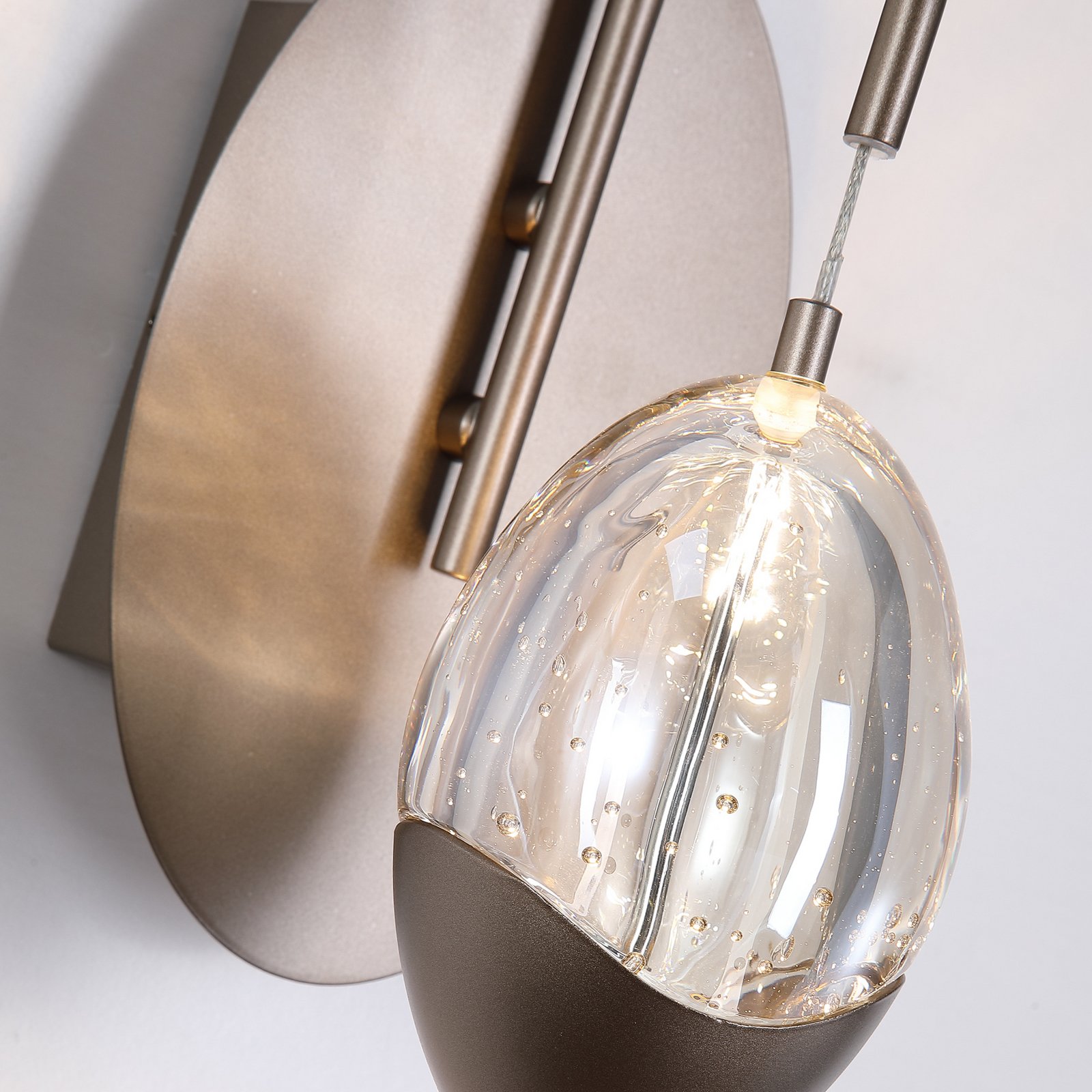 LED sienas lampa Seeds, krēmkrāsā, platums 11 cm, stikls/metāls