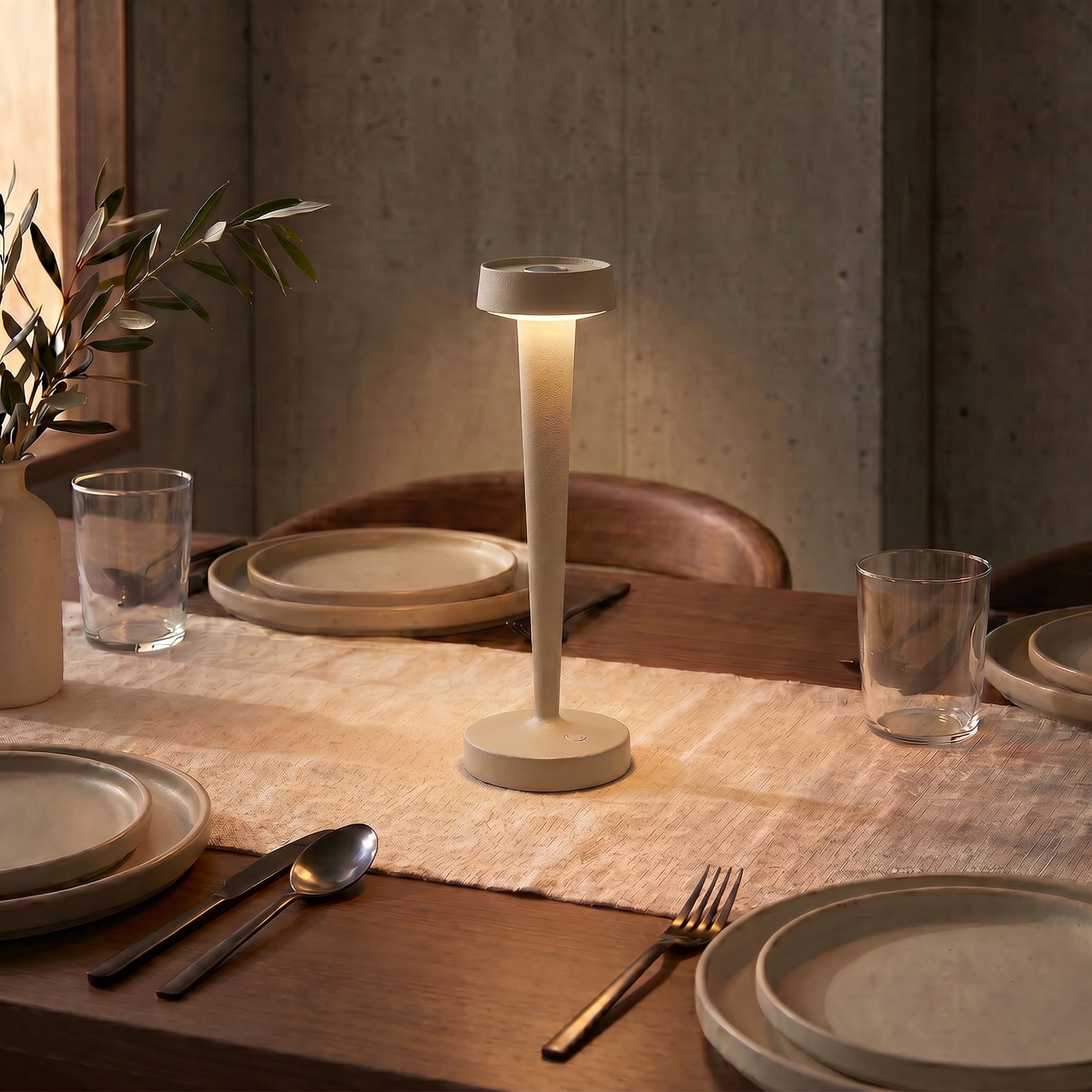 Lucande LED-Akku-Kerzenständer Lea, Vase, beige, 28 cm