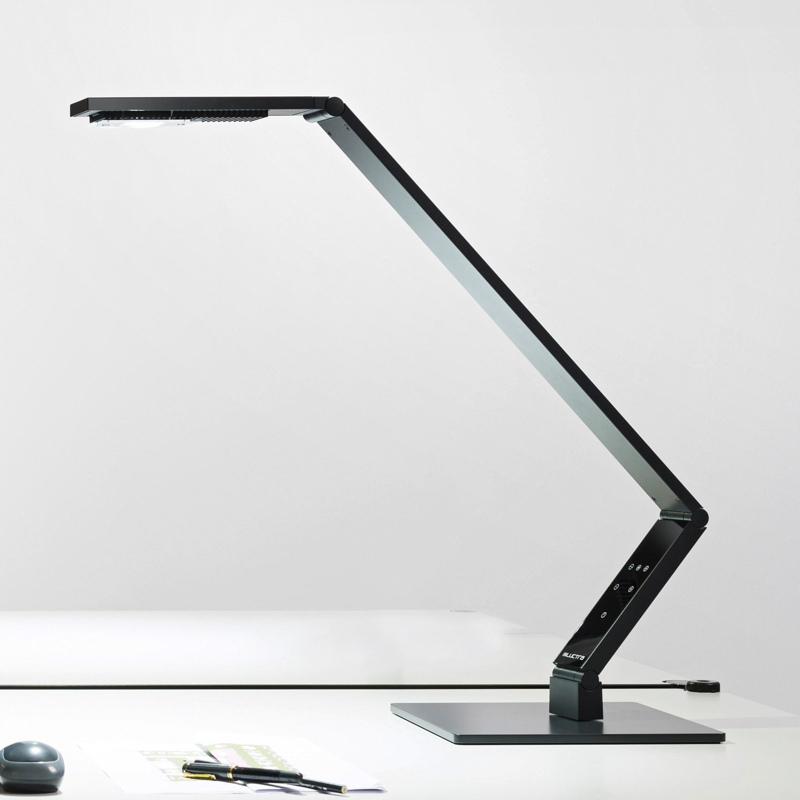 Luctra Table Linear lampe à poser LED pied noire